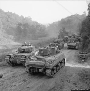 4 août 1944 : des chars Sherman qui progressent en direction de Vassy longent une colonne de chars Churchill. Photo : IWM
