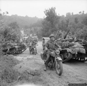 2 août 1944 : des colonnes de véhicules britanniques attendent de traverser la Souleuvre sur la route de Vire à hauteur de Montchamp. Photo : IWM