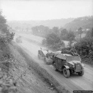 2 août 1944 : des canons de campagne 25-Pounder Mark II sont remorqués sur la route de Vire à hauteur de Montchamp. Photo : IWM