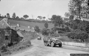 4 août 1944 : des half-tracks britanniques progressent en direction de Vassy à hauteur de Montchamp. Photo : IWM