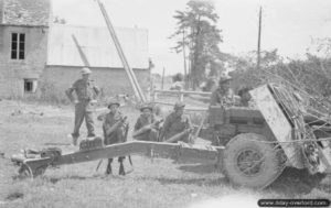 27 juin : un canon antichar QF 17-Pounder en action à Norrey-en-Bessin pendant l’opération Epsom. Ses servants viennent de détruire un char Panther pendant une contre-attaque allemande. Photo : IWM