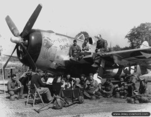 Juillet 1944 : le pasteur Franck J. Landolt officie autour d’un P-47 Thunderbolt du 510th Fighter Squadron (405th Fighter Group) sur l’aérodrome ALG A-08 N de Picauville. Photo : US National Archives
