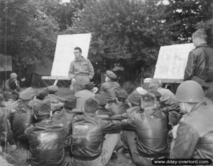 Juillet 1944 : le colonel Robert L. Delashaw au cours d’un briefing au profit des pilotes de l’aérodrome ALG A-08 N de Picauville. Photo : US National Archives