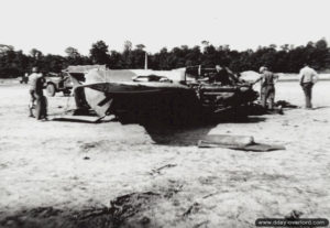 Août 1944 : l’épave du Mosquito immatriculé HK516 sur la piste de l’aérodrome ALG A-08 N de Picauville. Son pilote, A. Willmott, est tué à son bord dans la soirée du 12 août 1944. Photo : US National Archives