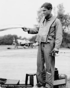 Le lieutenant John Ace Drummond du 510th Fighter Squadron (405th Fighter Group) sur l’aérodrome ALG A-08 N de Picauville en tenue de vol avant de commencer une nouvelle mission. Photo : US National Archives