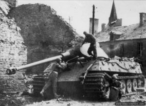 L’épave d’un char Tigre II Königstiger appartenant au 1/Schwere-Panzer-Abteilung 503 dans Le Plessis-Grimoult. Photo : IWM