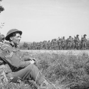 9 août 1944 : une colonne de soldats du Durham Light Infantry progresse dans le secteur du Plessis-Grimoult en direction du sud du Mont-Pinçon. Photo : IWM