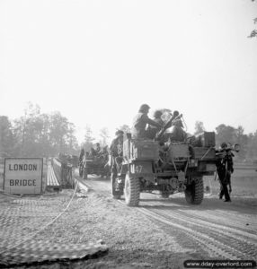 Des convois britanniques traversent le pont de Ranville baptisé « London Bridge » près du pont de Bénouville. Photo : IWM