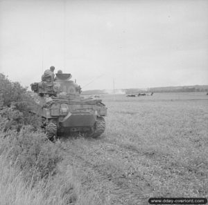10 juin 1944 : le char Sherman baptisé « Balaclava » appartenant au quartier général régimentaire du 13th/18th Royal Hussars ouvre le feu sur des troupes allemandes à couvert derrière les épaves de planeurs Horsa, dans le secteur de Ranville. Photo : IWM