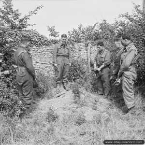 A Ranville, l’aumônier du 13th/18th Royal Hussars, Victor Leach, rend un dernier hommage à un tankiste tué à Hermanville-sur-Mer lors d’un engagement contre la 21. Panzer-Division. Photo : IWM