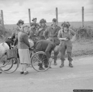 10 juin 1944 : des éléments de la 6th Airborne avec des civils français dans le secteur de Ranville. Photo : IWM