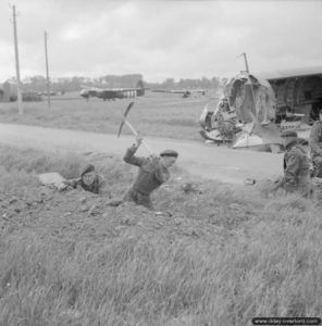 7 juin 1944 : des commandos de la 1st Special Service Brigade creusent une tranchée sur la Landing Zone « N » à Ranville. Photo : IWM