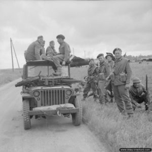 7 juin 1944 : des commandos de la 1st Special Service Brigade avec des prisonniers allemands sur la Landing Zone « N » à Ranville. Photo : IWM