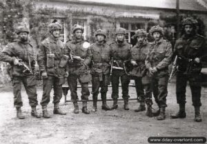 Des éléments de la 317th (Airborne) Field Security Section dans Ranville. Photo : IWM