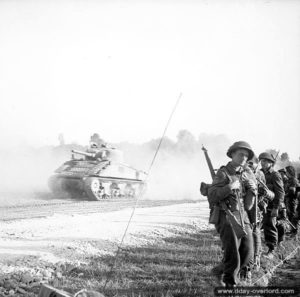 18 juillet 1944 : des éléments de la 8th Infantry Brigade montent vers le front dans le secteur de Ranville. Photo : IWM