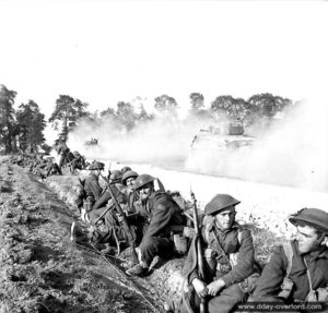 18 juillet 1944 : des éléments de la 8th Infantry Brigade montent vers le front dans le secteur de Ranville. Photo : IWM