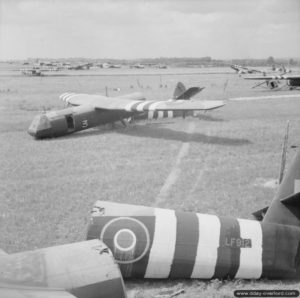 15 juin 1944 : les épaves de planeurs Horsa abandonnées sur la Landing Zone « N » à Ranville. Photo : IWM