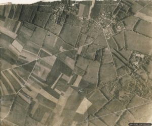 Photographie aérienne de la partie est de la Landing Zone « N ». La croix bleue représente la position du planeur du Staff-Sergeant Leslie Sanders. Photo : IWM