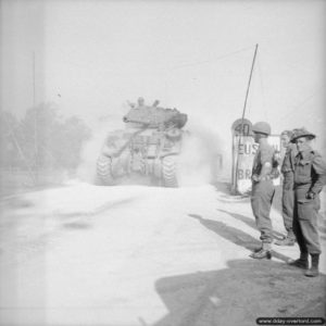 18 juillet 1944 : un char Sherman Firefly traverse l’Euston Bridge sur l’Orne à Ranville dans le cadre de l’opération Goodwood qui commence ce même jour. Photo : IWM