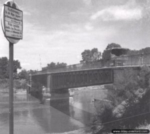 Un camion de ravitaillement britannique traverse le pont de Ranville en direction de Bénouville. Photo : IWM
