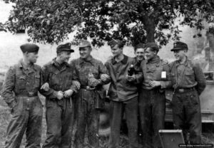 27 juin 1944 : des éléments de la 12. SS-Panzerdivision Hitlerjugend dans le secteur de Rauray. Photo : Bundesarchiv