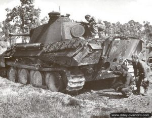 Un char Panther du I.Pz.Rgt 3 de la 2.PzD situé sur le carrefour entre la D 139 et la D 173 près de Rauray observé par des militaires britanniques. Photo : IWM