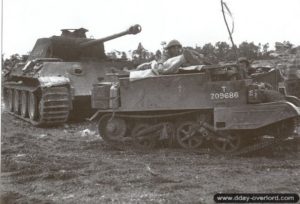 Un Universal Carrier à proximité du char Panther A « 204 », immobilisé dans le secteur de Rauray le long de D 173. Photo : IWM