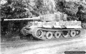 Le char Tigre E « 114 » appartenant au SS Panzer Battalion 101 abandonné par les Allemands près du château de Rauray. Photo : IWM