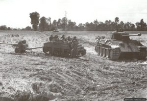 Un Universal Carrier remorquant un canon anti-char à proximité du char Panther A « 204 », immobilisé dans le secteur de Rauray le long de D 173. Photo : IWM