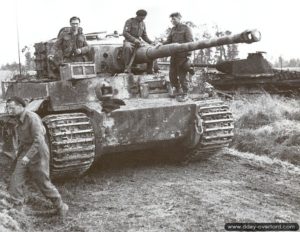 Le char Tigre E « 114 » appartenant au SS Panzer Battalion 101 près du château de Rauray inspecté par des militaires britanniques. Photo : IWM