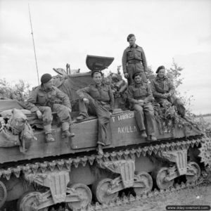 30 juin 1944 : l’équipage du char Sherman baptisé « Akilla » du 1st Nottinghamshire Yeomanry, 8th Armoured Brigade, qui a participé à la destruction de cinq chars allemands en une journée dans le secteur de Rauray. Photo : IWM
