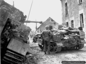 Un Universal Carrier arrêté près du char Tigre « 334 » abandonné dans Rauray. Photo : IWM