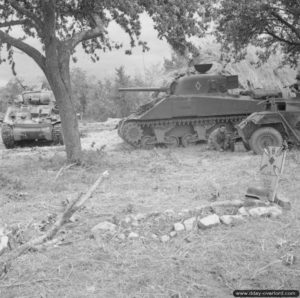 28 juin 1944 : des chars Sherman du 1st Nottinghamshire Yeomanry (Sherwood Rangers), 8th Armoured Brigade, abrités dans un verger dans le secteur de Rauray. Photo : IWM