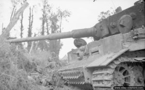 28 juin 1944 : des soldats du 10th Durham Light Infantry creusent des trous de combat près d’un char Tigre détruit à Rauray. Photo : IWM