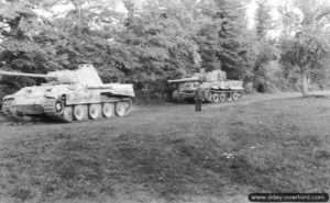 Un char Panther et le char Tigre E « 114 » appartenant au SS Panzer Battalion 101 abandonnés par les Allemands à proximité du château de Rauray. Photo : IWM