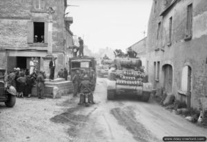 11 juin 1944 : des chars Sherman progressent à travers la localité de Reviers. Photo : IWM