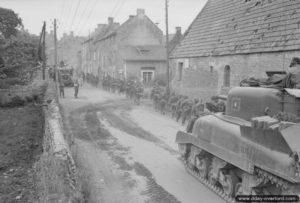 11 juin 1944 : des chars Sherman progressent à travers la localité de Reviers. Photo : IWM