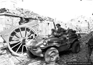 11 août 1944 : des soldats du South Saskatchewan Regiment à bord d’une Schwimmwagen prise aux Allemands dans Rocquancourt. Photo : Archives Canada