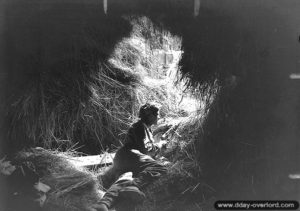 11 août 1944 : le soldat G. O. Parenteau du South Saskatchewan Regiment dans Rocquancourt. Photo : Archives Canada