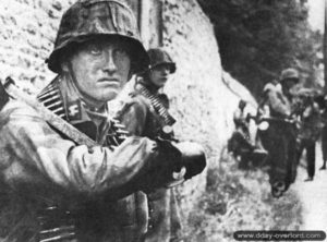 9 juin 1944 : le SS-Sturmmann Otto Funk de la SS-Aufklärungs Kompanie 15, III Zug, SS-Panzergrenadier-Regiment 25, pris en photo peu après l'assaut contre le Regina Rifles Regiment canadien. Photo : Bundesarchiv