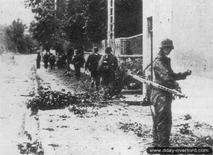 9 juin 1944 : le SS-Schütze Günther Streelow de la 3ème section de la 15. Aufklärungskompanie du S.S. Pz.Gren.Rgt 25. de la 12. SS-Panzer-Division Hitlerjugend qui se replie face à la 2nd Armoured Brigade canadienne. Photo : Bundesarchiv