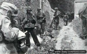 9 juin 1944 : à Rots, des soldats du SS-Panzergrenadier Regiment 25, avec le SS-Schütze Ernst Molter et son Kar 98 K Schießbecher (lance-grenade), prennent une pause après l'attaque de Norrey-en-Bessin. Photo : Bundesarchiv