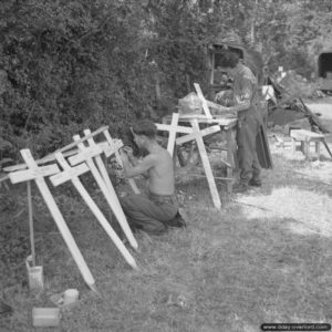12 août 1944 : conception de croix en bois pour le cimetière de Roucamps situé à proximité du Mont-Pinçon. Photo : IWM