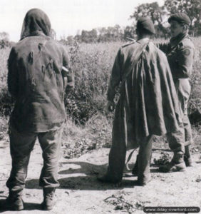 6 juin 1944 : des tireurs d'élite reçoivent des consignes de la part de commandos de la 1st Special Service Brigade dans le secteur de Saint-Aubin-d'Arquenay. Photo : IWM