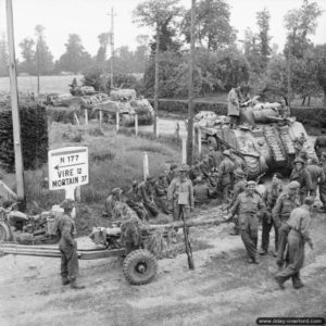 2 août 1944 : des chars Sherman et un canon anti-char QF 6-Pounder sur la route de Vire à hauteur de Saint-Charles-de-Percy. Photo : IWM