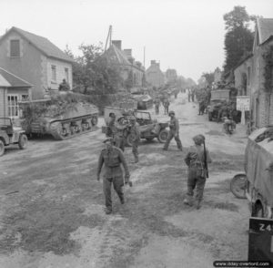2 août 1944 : des chars Sherman Firefly, des camions et de l’infanterie dans la commune de Saint-Charles-de-Percy pendant la progression vers Vire. Photo : IWM