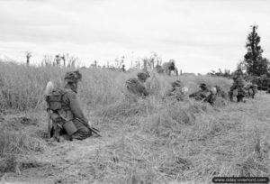 9 juillet 1944 : des soldats du Lancashire Fusiliers progressent lentement près de Saint-Contest. Photo : IWM