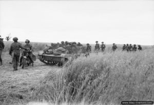 9 juillet 1944 : un Universal Carrier et de l’infanterie dans le secteur de Saint-Contest. Photo : IWM