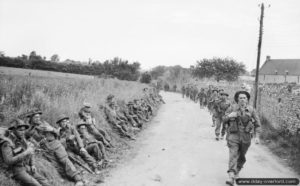 6 juin 1944 : des soldats anglais de la 50th Infantry Division progressent vers l’intérieur des terres à hauteur du village de Saint-Gabriel. Photo : IWM