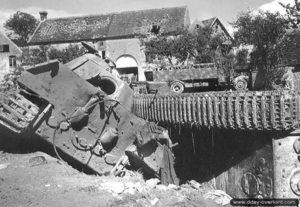 Deux chars Panther détruits par un chasseur Typhoon dans Saint-Lambert-sur-Dive. Photo : IWM